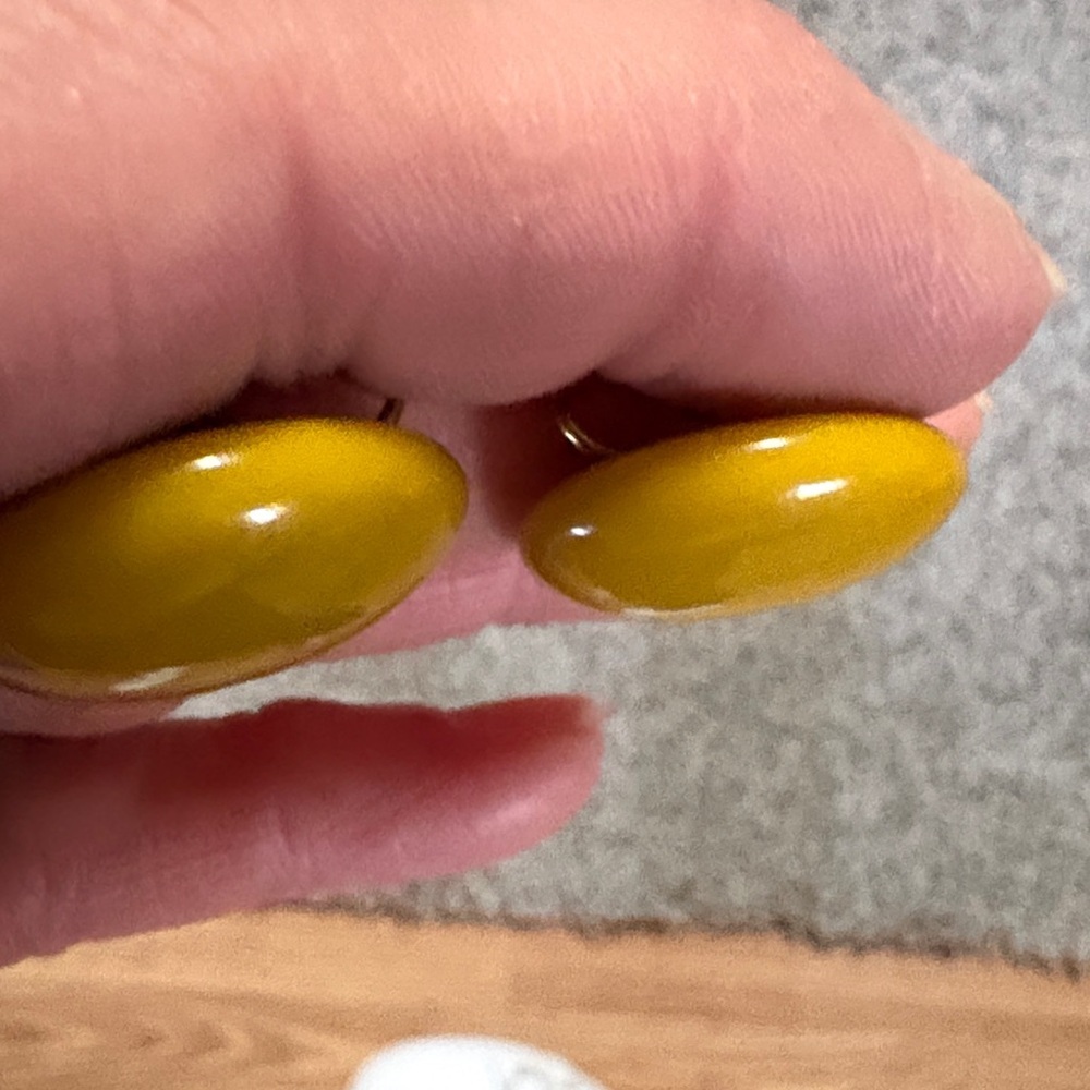 BAKELITE VINTAGE EGG YOLK ROUND BUTTON SCREWBACK 1" EARRINGS - Picture 7 of 8